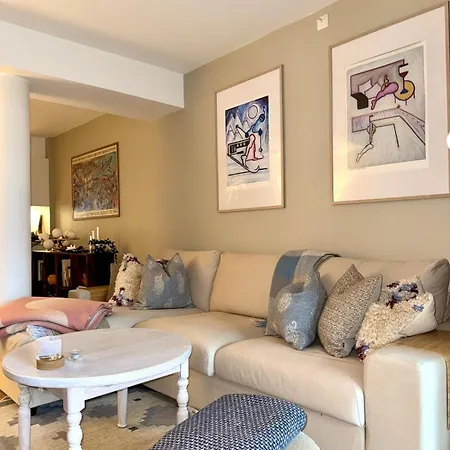 Modern Near Center Of Daire *